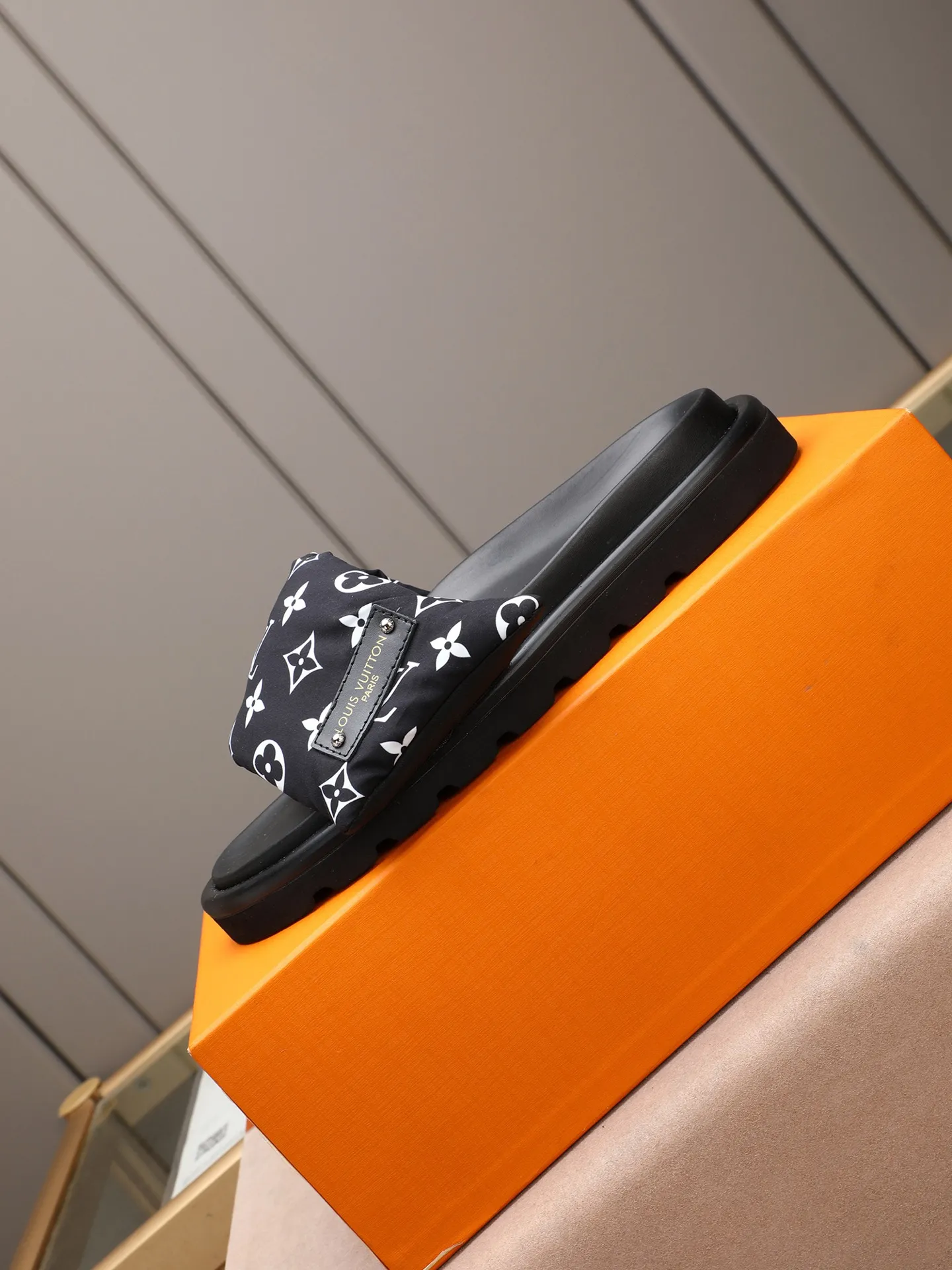 PP360 [LOUIS VUITTON] Louis Vuitton, LV printing, men's and women's slippers are on the market. The drawer box packaging comes with a cloth bag and a card. The upper pattern looks very soft and waxy, and it is a super versatile leg slimming tool. Fabric: imported denim/canvas/old fabric, LV hardware LOGO, official website pattern printing, comfortable to wear, feet: high-elastic PU water table. Sole: foam sole, heel height: about 5cm. Code number: 35-46, 35, 45, 46 are custom-made and non-returnable. Color: multiple colors and styles available.
